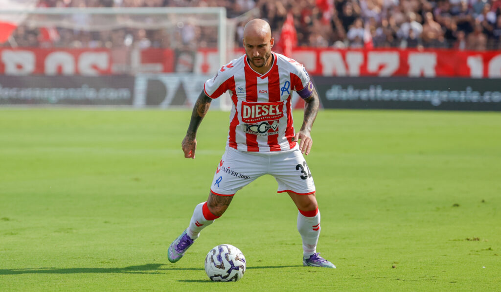 Pippo Costa vicino al gol allo scedere del primo tempo