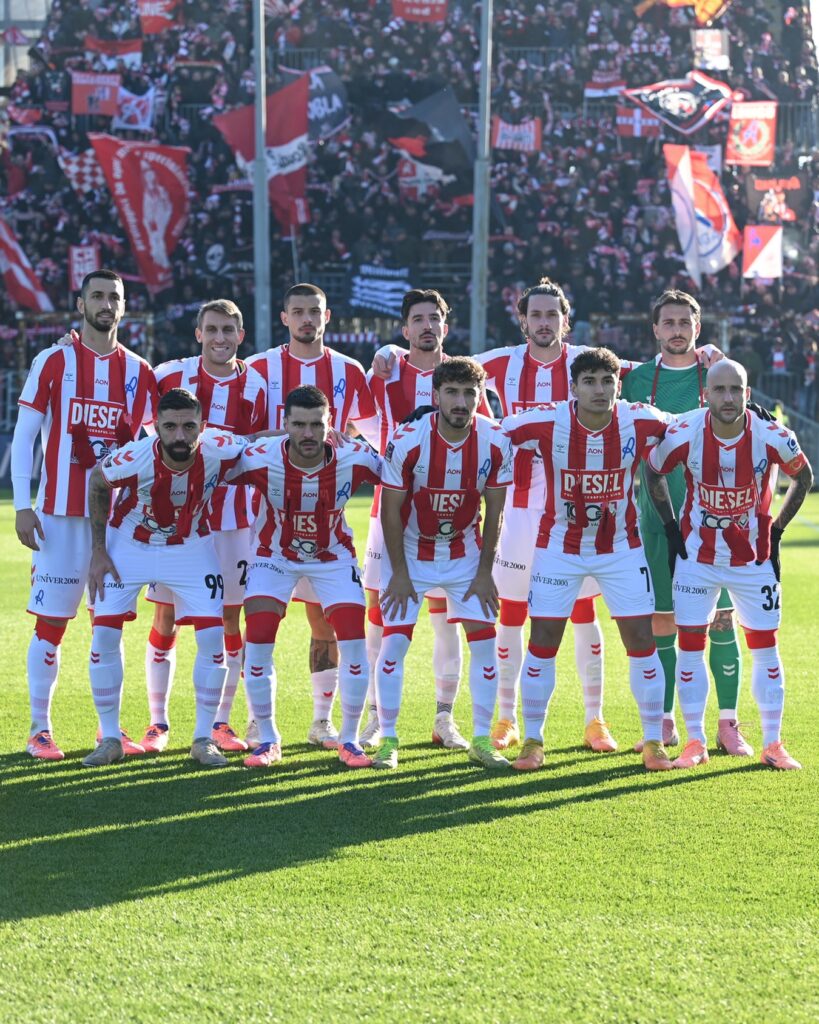 Il Vicenza con i suoi tifosi di sfondo