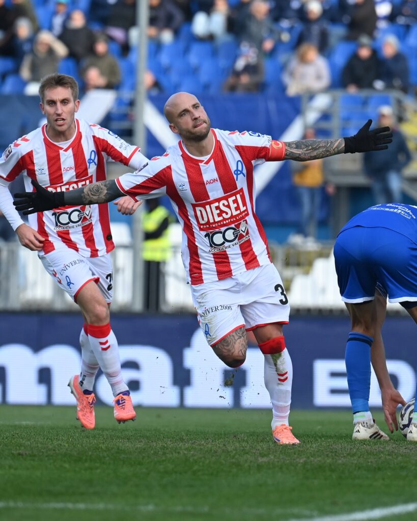 Pippo Costa "vola" dopo il gol