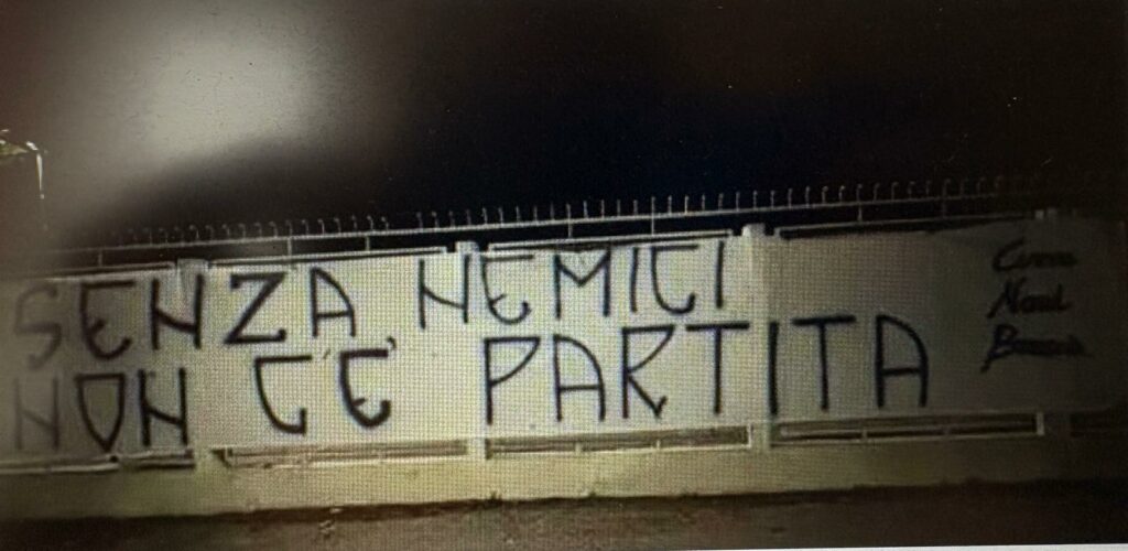 Lo striscione eloquente dei tifosi bresciani