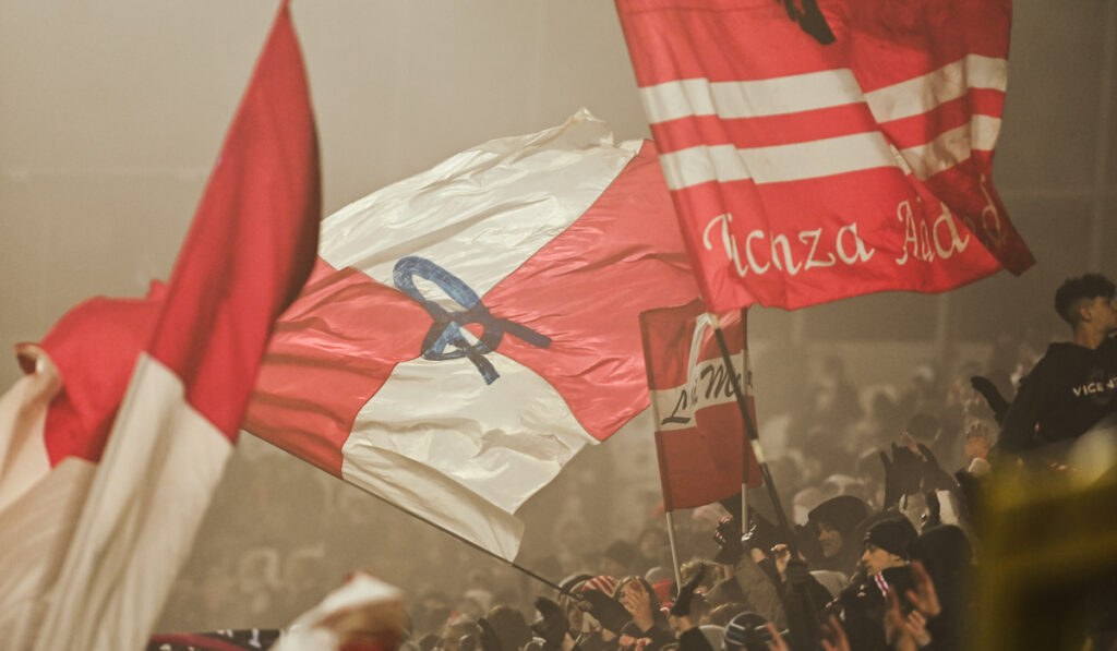 Tifo biancorosso presente anche al Piola