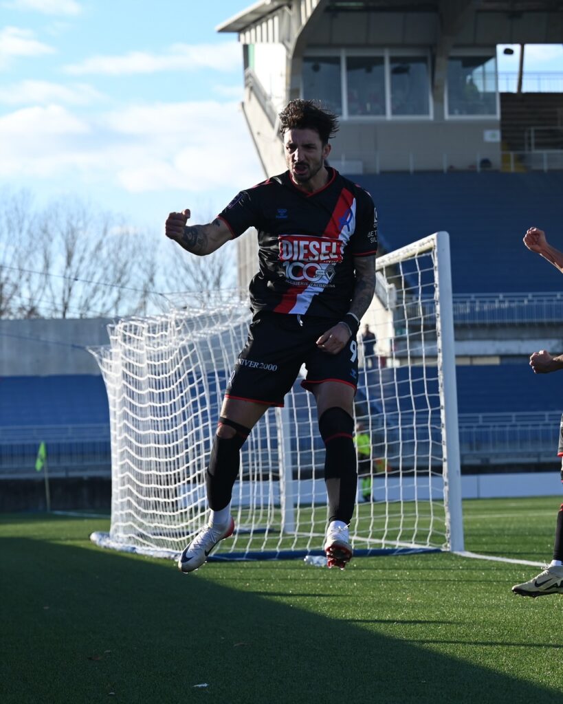 Morra esulta dopo il gol su rigore