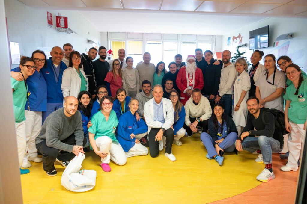 I biancorossi in posa con lo staff medico del San Bortolo