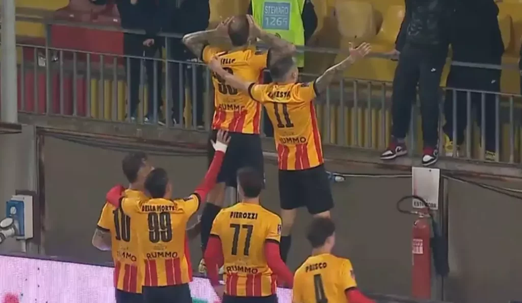 La gioia del Benevento che ha vinto il derby