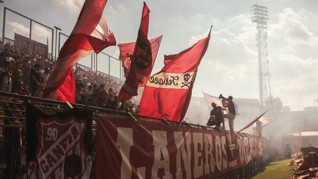 Tifo biancorosso sempre sul pezzo