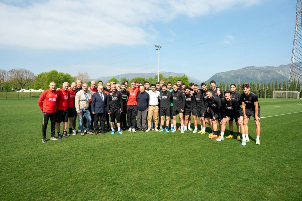 Foto di gruppo per i biancorossi