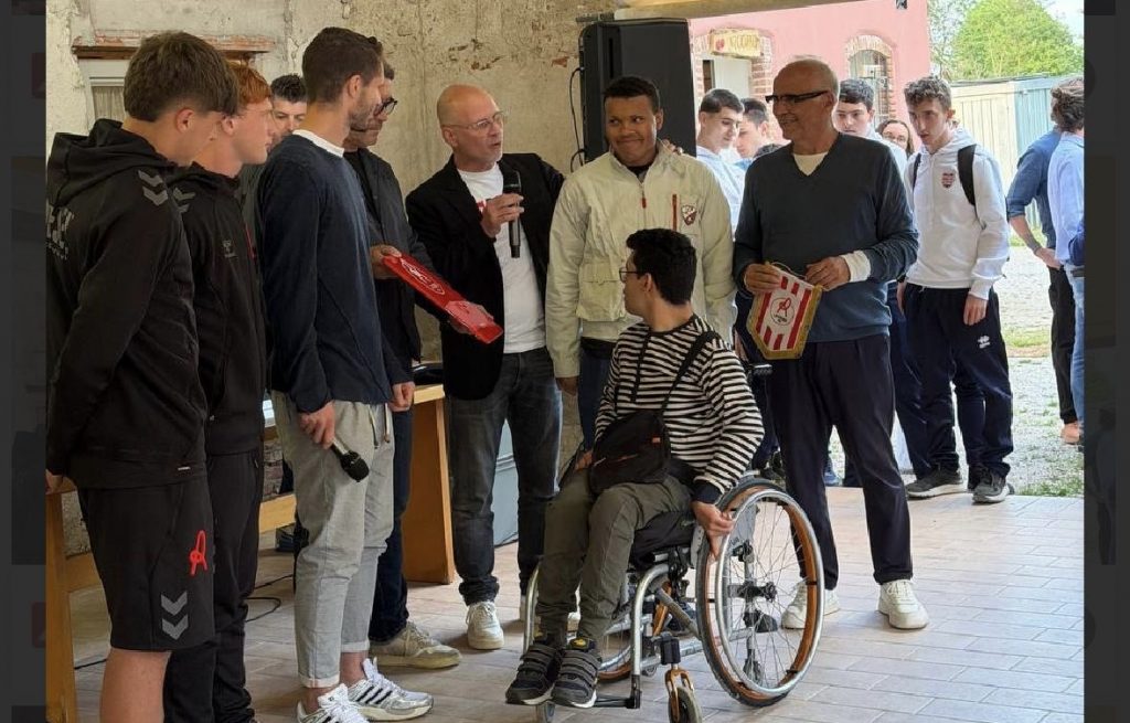 Nicolin e i biancorossi con i ragazzi della Fattoria